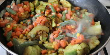 куриный суп с овощами и мелкой пастой