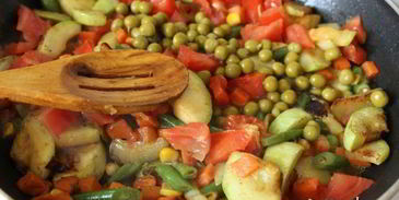 куриный суп с овощами и мелкой пастой