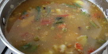 куриный суп с овощами и мелкой пастой