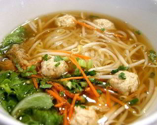 Куриный суп с шариками из индейки, овощами и пастой