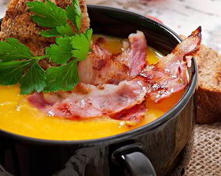 Овощной крем-суп жареным беконом