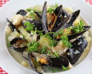 Густая похлебка с картофелем, мидиями и треской