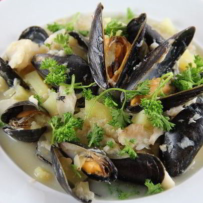 Густая похлебка с картофелем, мидиями и треской