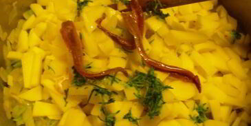 густая похлебка с картофелем, мидиями и треской