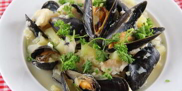 густая похлебка с картофелем, мидиями и треской