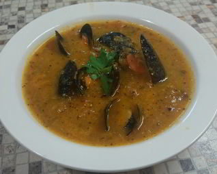 Пряный томатный суп с мидиями