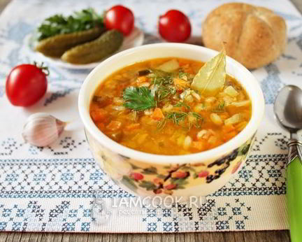 Постный рассольник с перловкой