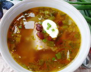 Рассольник с консервированной фасолью и солеными помидорами