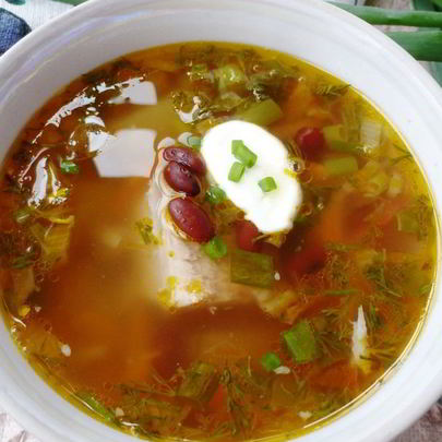 Рассольник с консервированной фасолью и солеными помидорами