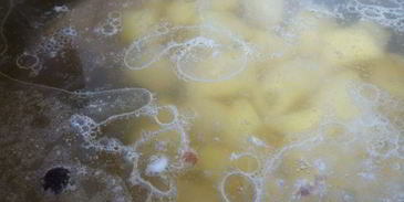 рассольник с консервированной фасолью и солеными помидорами