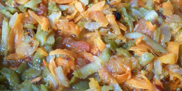 рассольник с консервированной фасолью и солеными помидорами