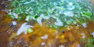 рассольник с консервированной фасолью и солеными помидорами