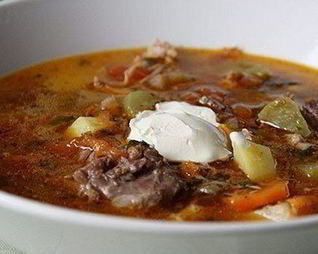 Рассольник с тушенкой и сметаной