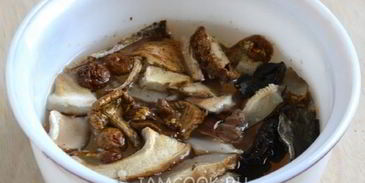 вегетарианский рассольник с сушеными грибами