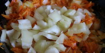 летние щи из молодой капусты со сладким перцем