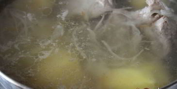 щи из кислой капусты с перловкой на мясном бульоне