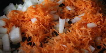 щи из кислой капусты с перловкой на мясном бульоне