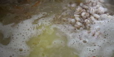 щи из кислой капусты с перловкой на мясном бульоне