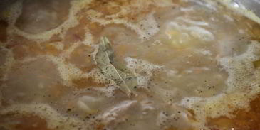 щи из кислой капусты с перловкой на мясном бульоне