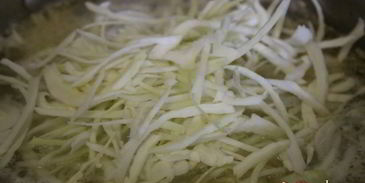 щи из квашеной капусты с фасолью и сладким перцем на курином бульоне