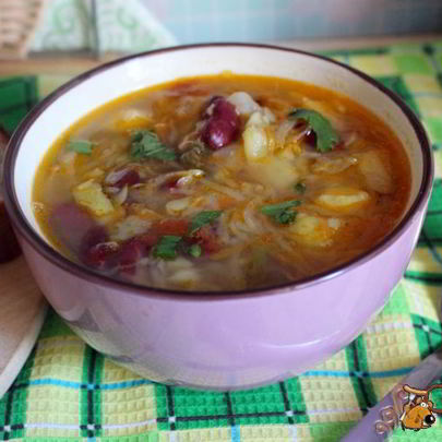 Щи из квашеной капусты с фасолью и яблоком