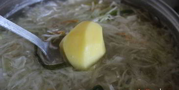 щи из квашеной капусты с фасолью и яблоком