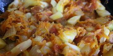 щи из квашеной капусты с фасолью и яблоком