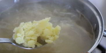 щи из квашеной капусты с фасолью и яблоком