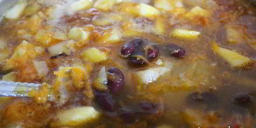 щи из квашеной капусты с фасолью и яблоком