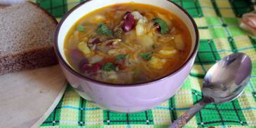 щи из квашеной капусты с фасолью и яблоком