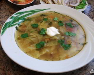 Щи из квашеной капусты со свининой