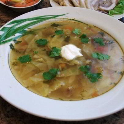 Щи из квашеной капусты со свининой