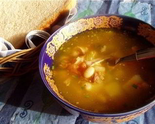 Щи из ячневой крупы, тушеной капусты и фасоли со свининой