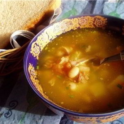 Щи из ячневой крупы, тушеной капусты и фасоли со свининой