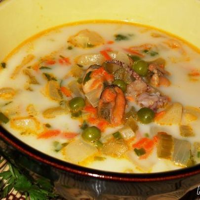 Сливочный суп из морепродуктов с горошком
