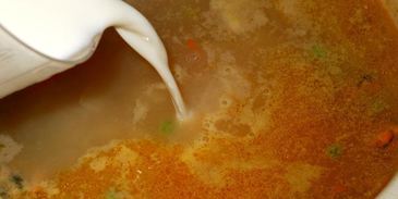 сливочный суп из морепродуктов с горошком