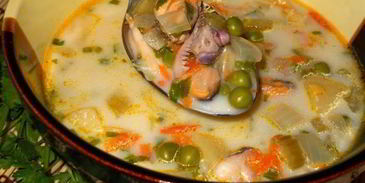 сливочный суп из морепродуктов с горошком