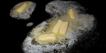 сливочный суп из морепродуктов с горошком