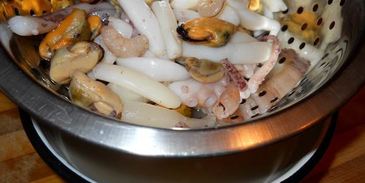 сливочный суп из морепродуктов с горошком