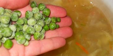 сливочный суп из морепродуктов с горошком