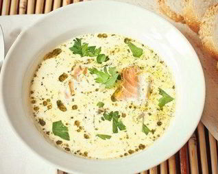 Сливочный суп с лососем и зеленью