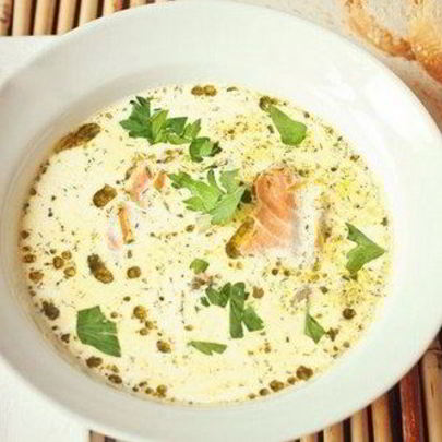 Сливочный суп с лососем и зеленью