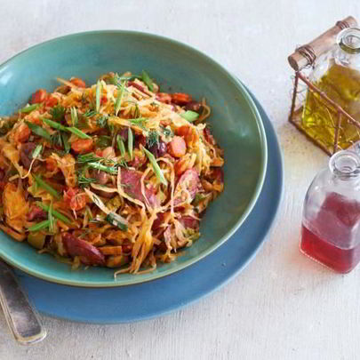 Простая солянка из молодой капусты с копченостями