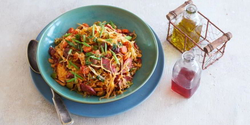 Рецепт простой солянки из молодой капусты с копченостями