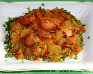 Солянка из квашеной капусты с сосисками