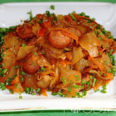 Солянка из квашеной капусты с сосисками