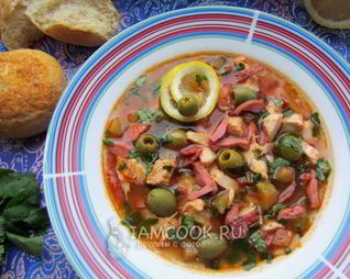 Солянка с колбасой и курицей