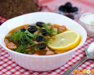 Солянка с мясом и колбасой, тушеная на сковороде