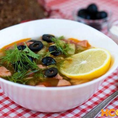 Солянка с мясом и колбасой, тушеная на сковороде