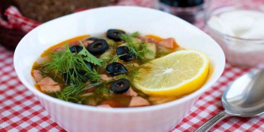 Рецепт солянка с мясом и колбасой, тушеная на сковороде